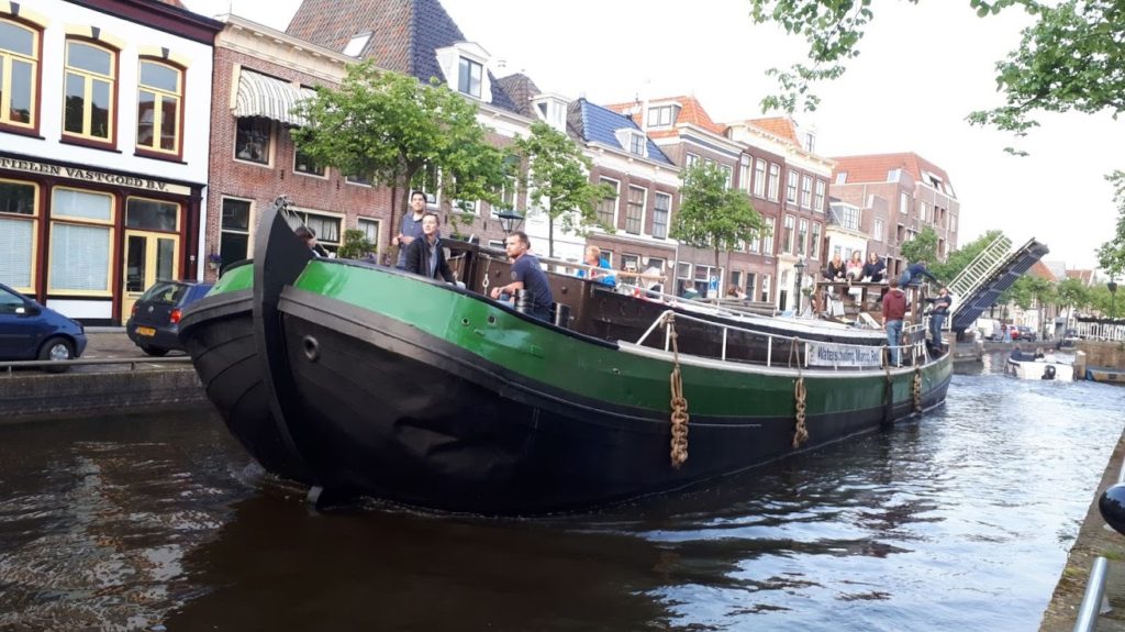 De speltakken Wilde Vaart en Stam varen de Tjalk naar het waagplein in Alkmaar voor het 100 jarig bestaan van Scouting Alkmaar