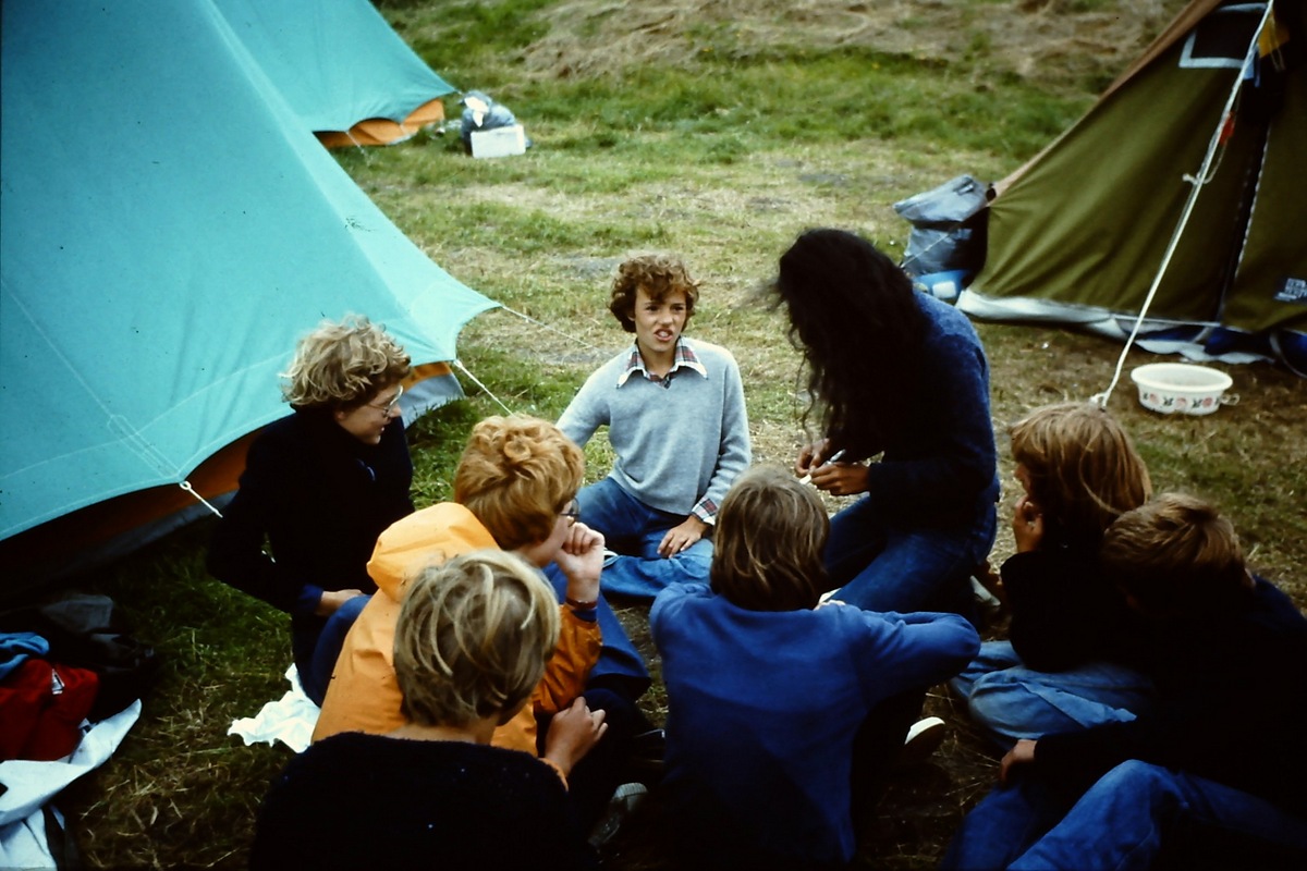 Zeeverkenners op zomerkamp rond 1980